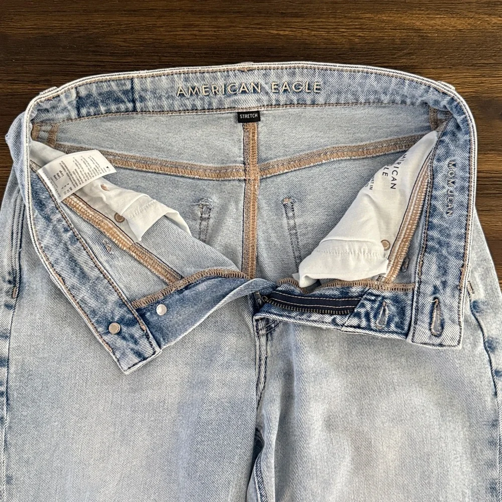 American Eagle Stretch High-Rise Straight Ripped Knee Mom Jeans Size 6 Long - Picture 4 of 10